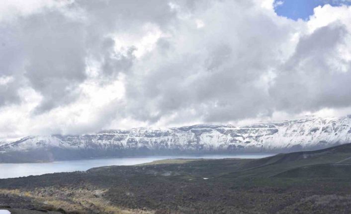 Bitlis’te yüksek kesimlere kar yağdı