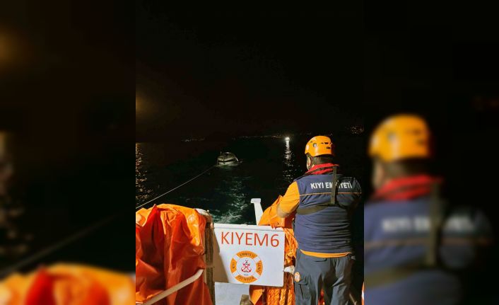 Bodrum açıklarında arızalanan tekneyi KIYEM ekipleri kurtardı