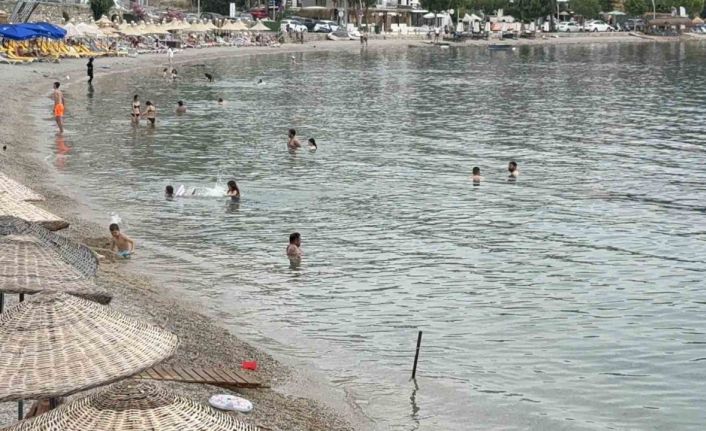 Bodrum’da havaların ısınmasıyla vatandaşlar denize akın etti