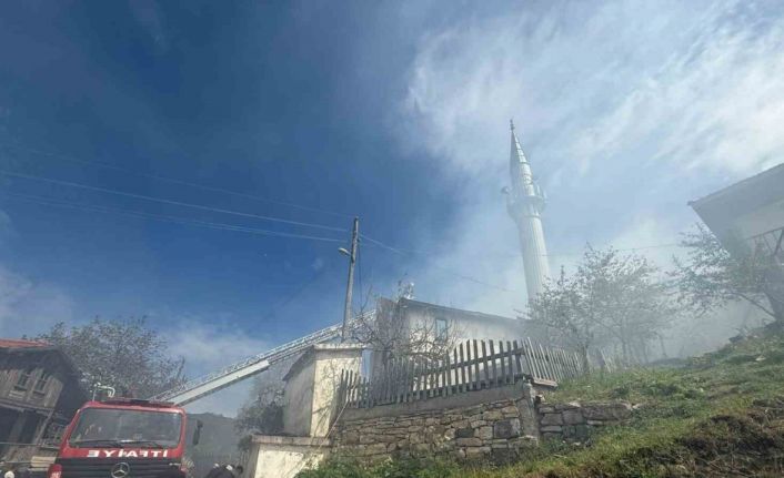 Bolu’da çıkan yangında 2 ahşap ev ve 1 cami küle döndü