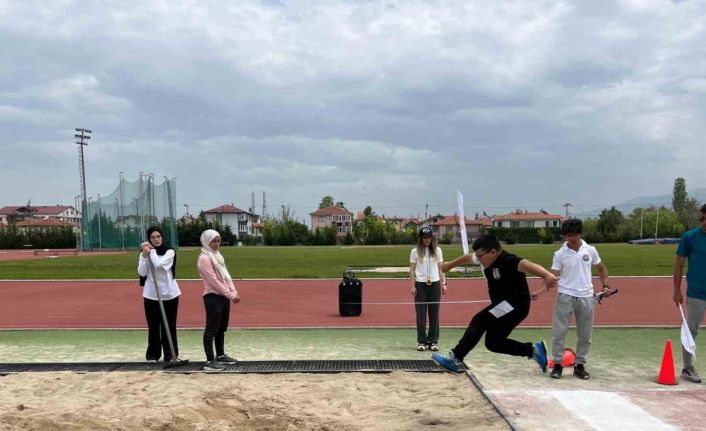 Bolu’da minikler atletizm şenliği renkli görüntülere sahne oldu
