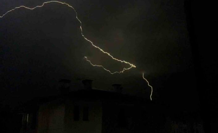 Bolu’da yıldırım düşme anları korku filmlerini aratmadı