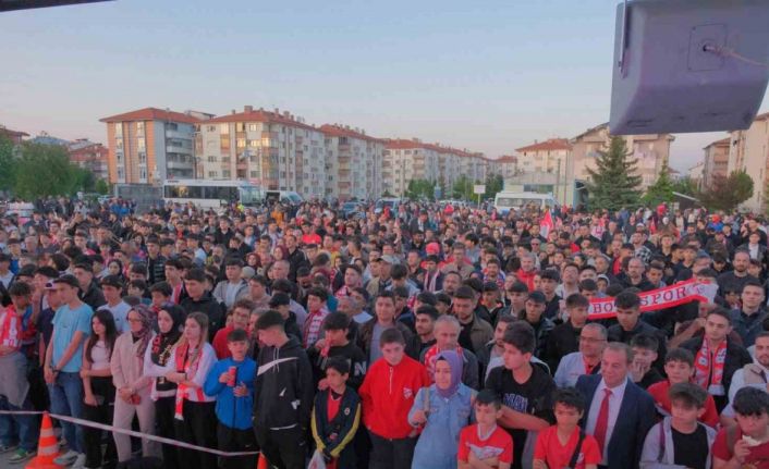 Boluspor-Bandırmaspor maçını yüzlerce taraftar dev ekrandan izledi