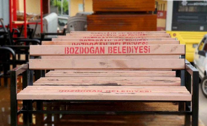 Bozdoğan Belediyesi bankları ve durakları kendi imkanlarıyla üretiyor