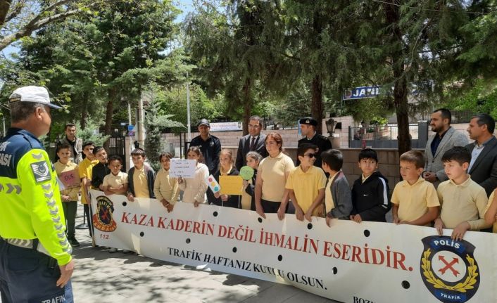 Bozkır’da ilkokul öğrencilerine trafik eğitimi