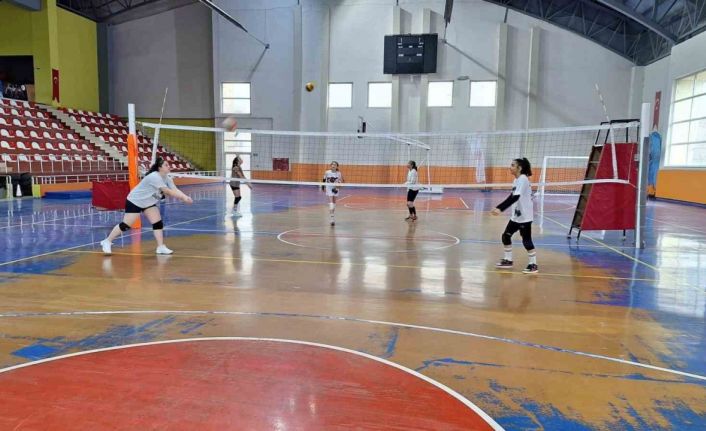 Bulanık’ta voleybol antrenmanları yoğun katılımla devam ediyor