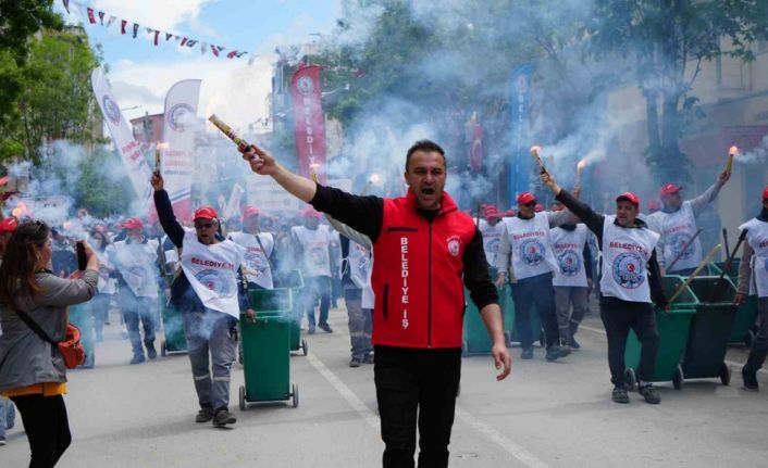 Burdur’da 1 Mayıs Emek ve Dayanışma Günü yürüyüş ve halaylarla kutlandı