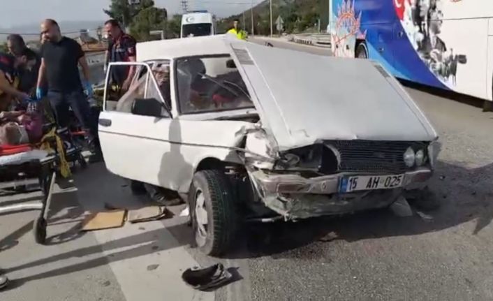 Burdurlu gazeteci ve ailesi trafik kazasında yaralandı