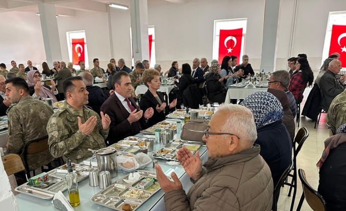 Burhaniye’de Kaymakam Memiş,  Şehit ve Gazi aileleri için düzenlenen yemeğe katıldı