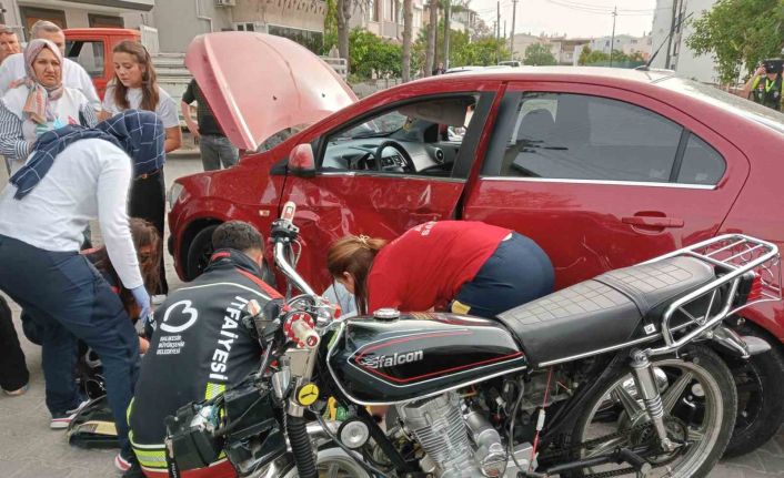 Burhaniye’de motosiklet otomobile çarptı