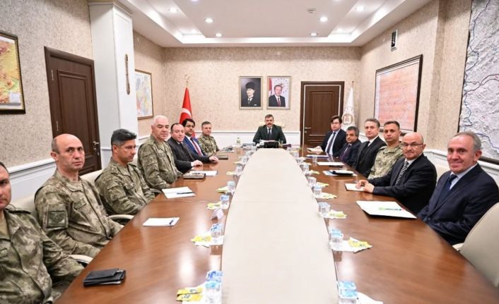 Bürokrat ve askerler eğitim zirvesinde buluştu