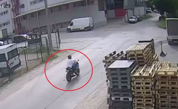 Bursa’da iki motosikletinin karıştığı kaza kamerada: 2 yaralı