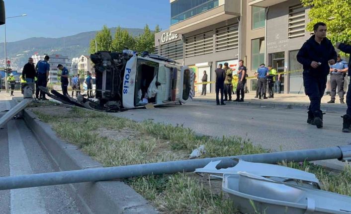Bursa’da kadına şiddet ihbarından dönen polis aracı takla attı: 2’si polis 4 yaralı