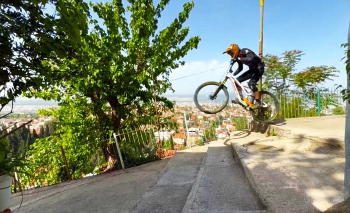 Bursa’da nefes kesen bir ilk...Dik merdivenlerden korkusuzca bisikletle iniyorlar