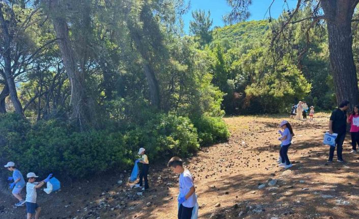 Büyükler kirletti küçükler temizledi