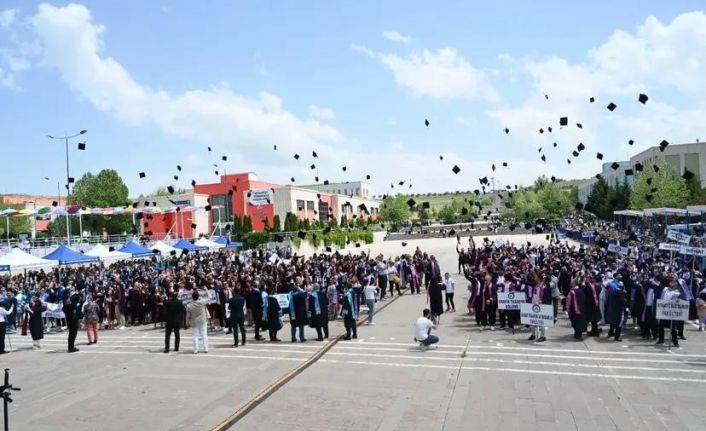 ÇAKÜ’de öğrencilerin mezuniyet sevinci