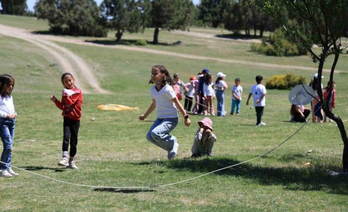 Çameli’nde çocuklar gökyüzünü renklendirdi