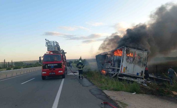 Çanakkale’de yol kenarına devrilen tır alev alev yandı