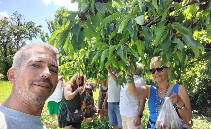 Çanakkale’yi turistlere tanıtmak için bahçelerinden meyve ikram ediyor