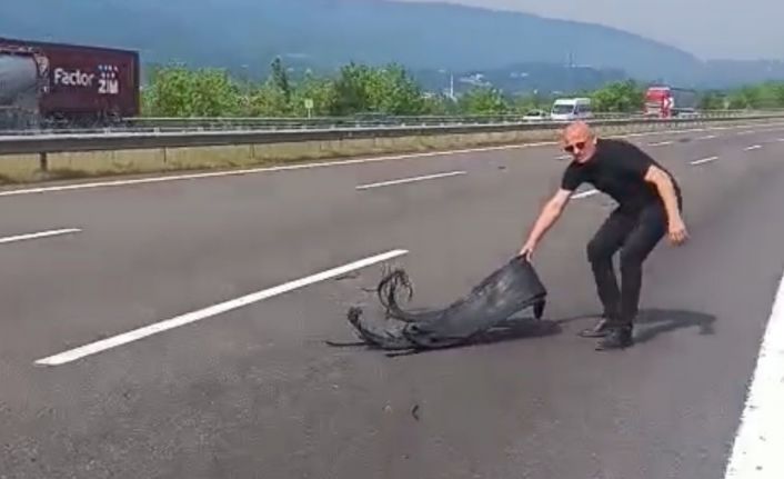 Canını hiçe saydı, otoyolda kaza olmasın diye plastik parçaları topladı