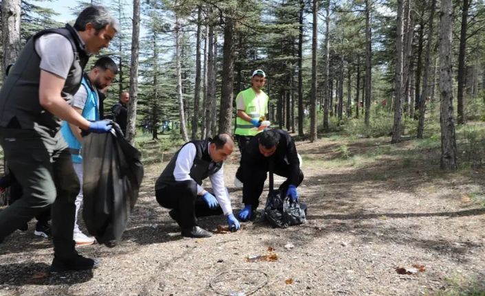 Çankırı’da protokol ve vatandaşlar ormanlarda çöp topladı