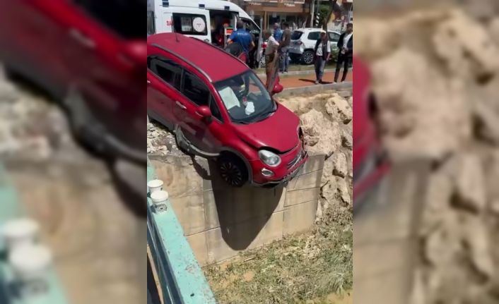 Çarpışan araçlardan biri kanal kenarında askıda kaldı: 3 yaralı