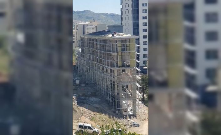 Çatıdaki tehlikeli çalışma kamerada