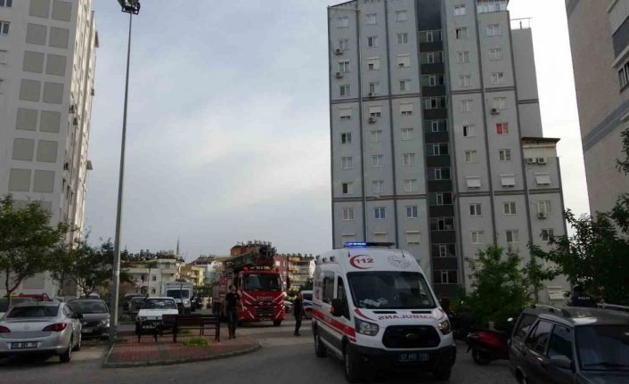 Çatıya çıkan kadını polisler ikna etti