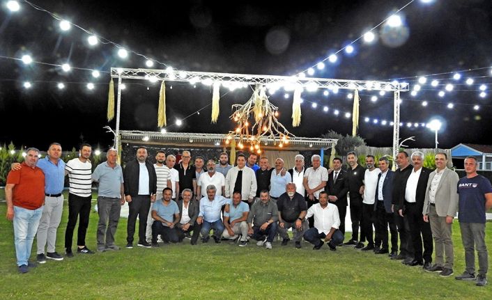 Çeşme Muhtarlar Derneği kuruluşunu yemekli toplantıyla kutladı