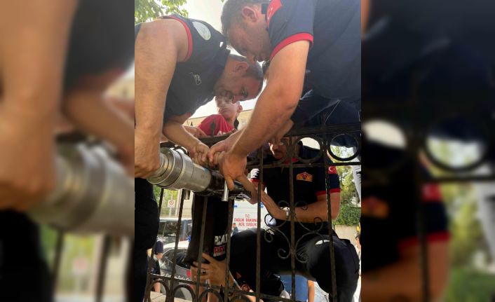 Cizre’de eline demir korkuluk saplanan 8 yaşındaki çocuğu itfaiye kurtardı