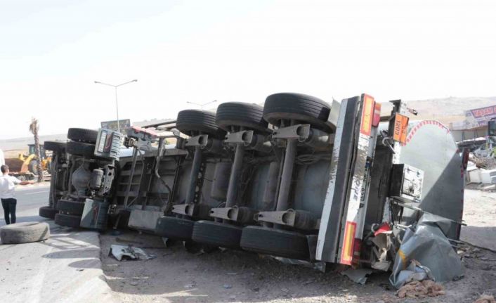 Cizre’de ham madde yüklü tır devrildi: 1 yaralı