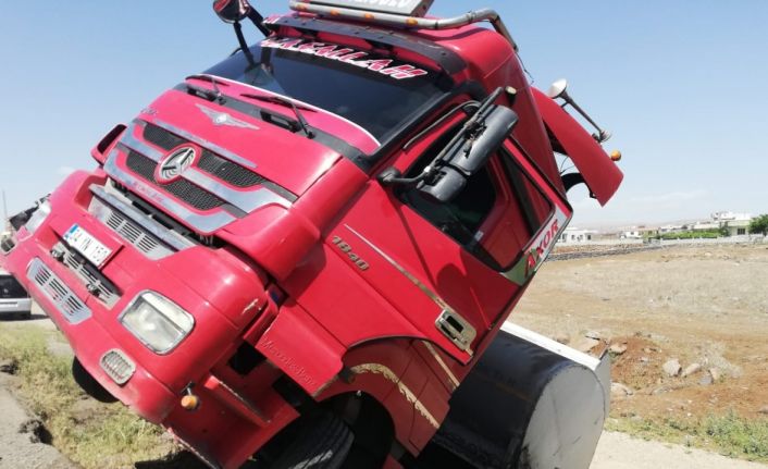 Cizre’de sürücüsü bayılan tır şarampolde devrildi