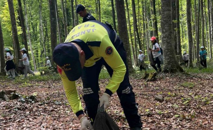 Çocuklar çevreyi temizledi