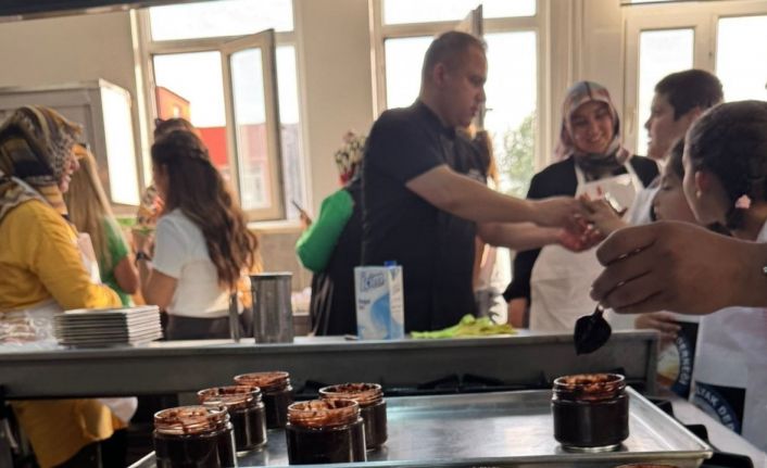 Çocuklar glütensiz kek yaptı