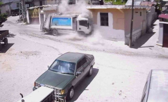 Çöp kamyonunun çarptığı evin yerle bir olduğu anlar kamerada