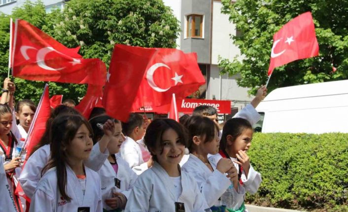 Çorum’da ’Aile Haftası’ ve ’Gençlik Haftası’ yürüyüşü düzenlendi