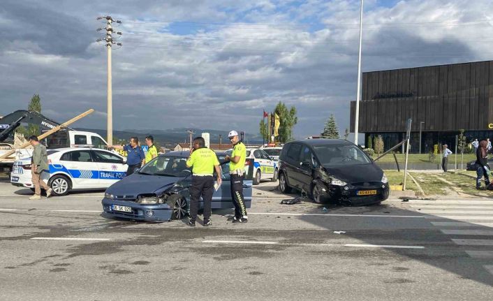 Çorum’da iki otomobil çarpıştı: 3 yaralı