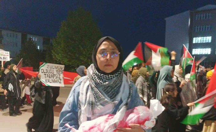 Cumhuriyet Üniversitesi öğrencileri kanlı bebek maketleriyle İsrail’i protesto etti