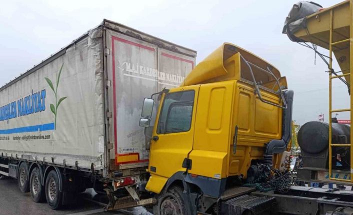 D-100’de 2 tır ve 2 otomobilin karıştığı zincirleme kaza: 1 yaralı