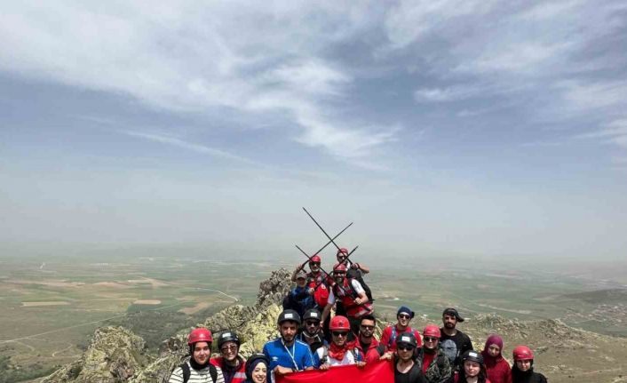 Dağcılar 19 Mayıs’ı bin 530 rakımlı zirvede kutladı