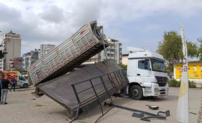 Damperi açılan tır üst geçidi kopardı: Yaya olmaması üzücü bir olayı engelledi