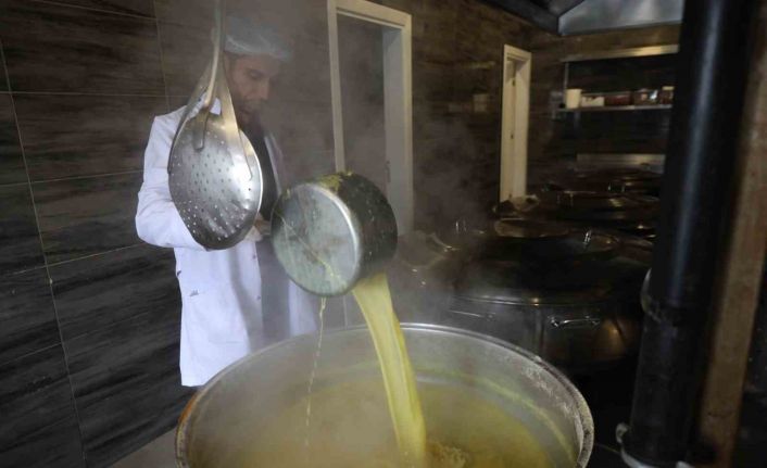 Darıca’da her gün yüzlerce eve sıcak yemek ulaştırılıyor