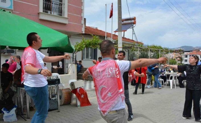 Demirci’de 5 genç için temsili askerlik eğlencesi düzenlendi