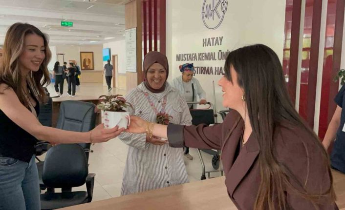 Depremzede kadınların Anneler Günü, hediye çeki ve çiçeklerle kutlandı