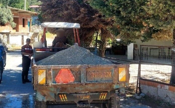 Dere yatağından kum alan şahıs jandarmaya takıldı