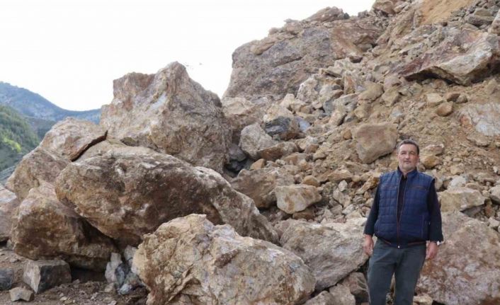 Dev kayalar yolu ulaşıma kapattı