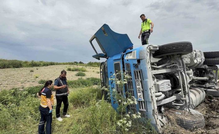 Devrilen hafriyat kamyonunun içerisinde kurtarılmayı bekledi