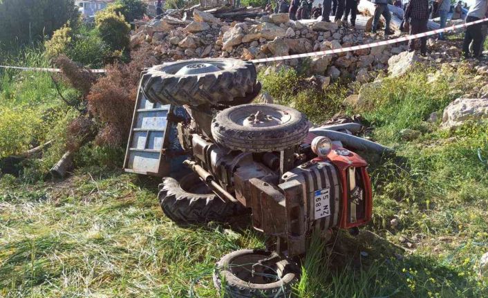 Devrilen traktörün altında kalan 11 yaşındaki çocuk öldü, 4 kişi yaralandı