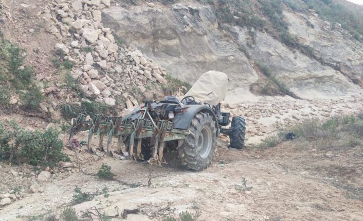 Devrilen traktörün altında kalan genç hayatını kaybetti
