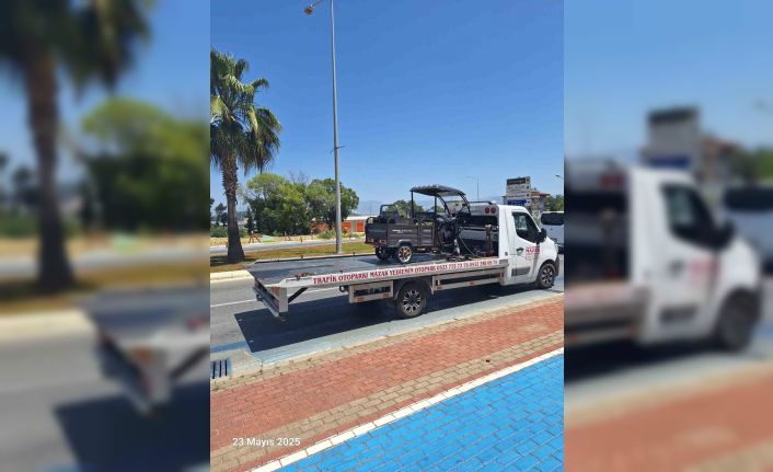 Direksiyon hakimiyetini kaybeden motorlu bisiklet devrildi: 2 yaralı